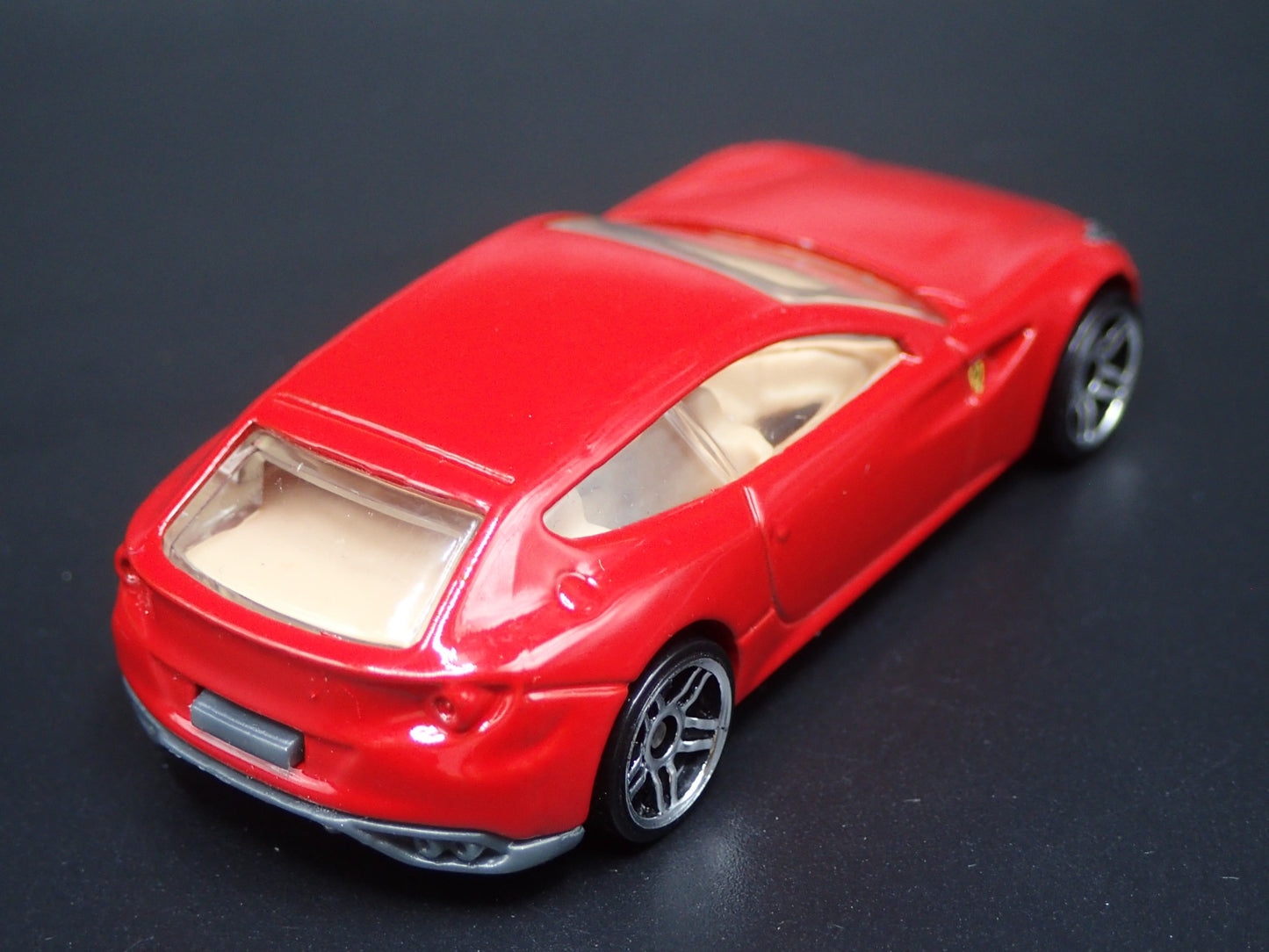 2011-2016 FERRARI FF RED 1:64 SCALE COLLECTIBLE DIORAMA DIECAST MODEL CAR
