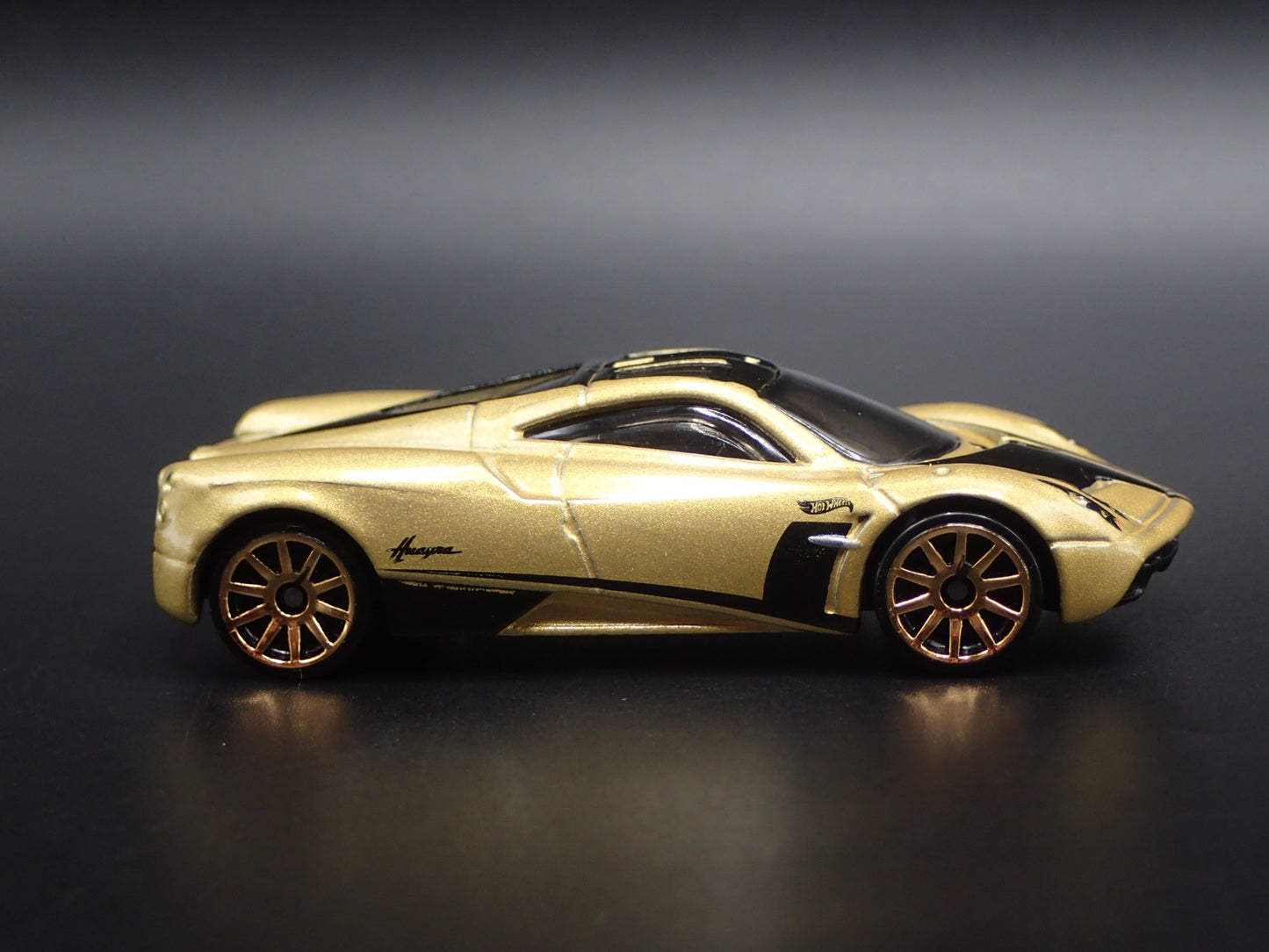 2011-2018 PAGANI HUAYRA SUPER CAR GOLD 1/64 SCALE DIORAMA DIECAST MODEL CAR