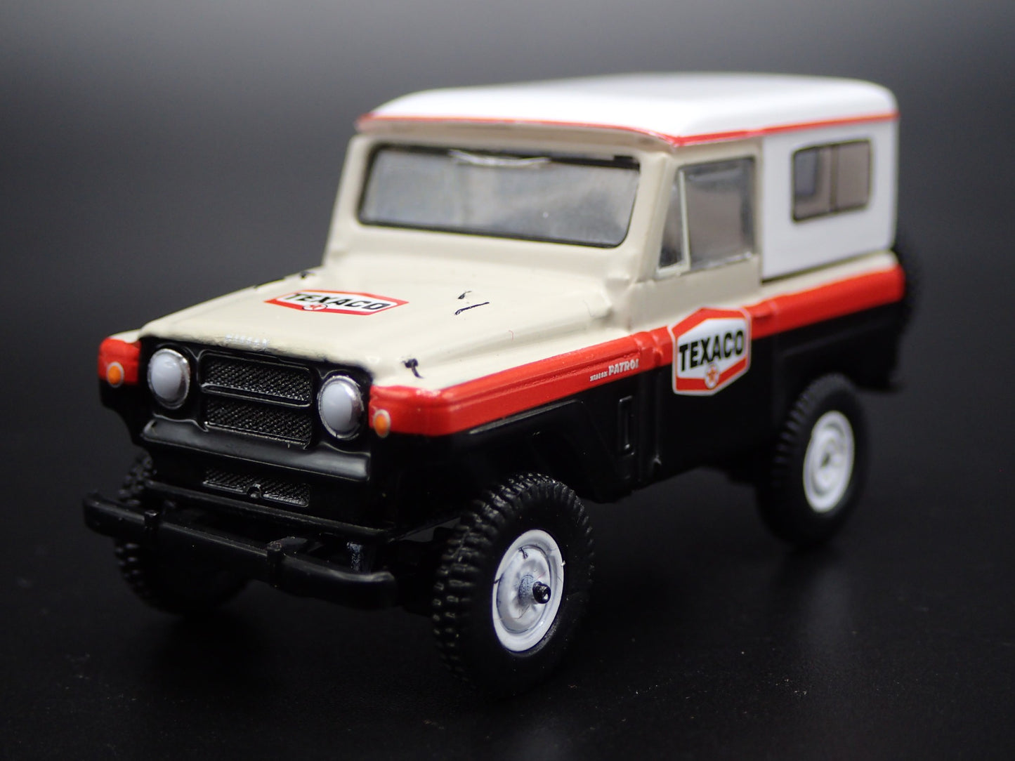 1960-1980 NISSAN PATROL SUV TRUCK TEXACO 1:64 SCALE DIORAMA DIECAST MODEL CAR
