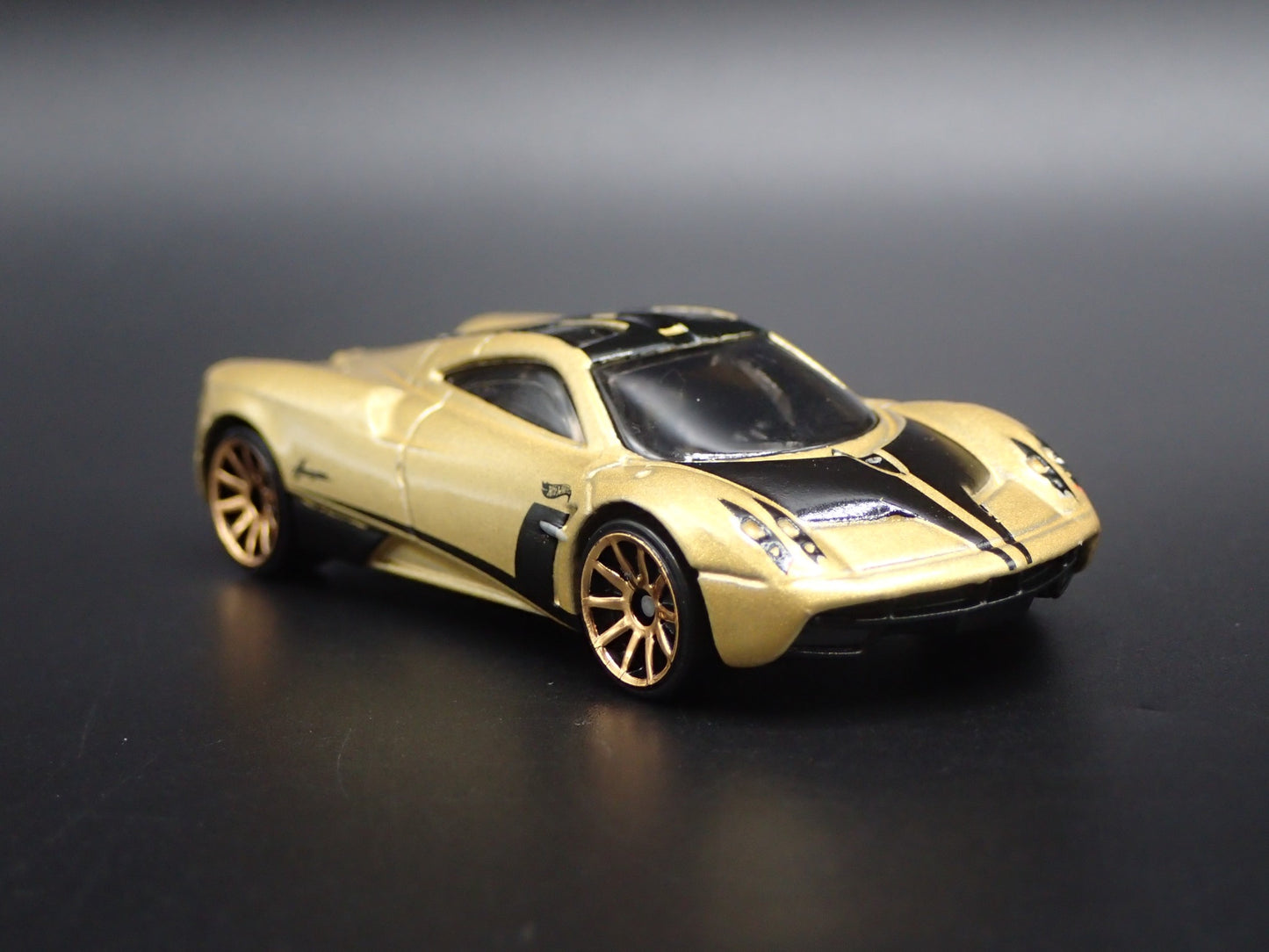 2011-2018 PAGANI HUAYRA SUPER CAR GOLD 1/64 SCALE DIORAMA DIECAST MODEL CAR