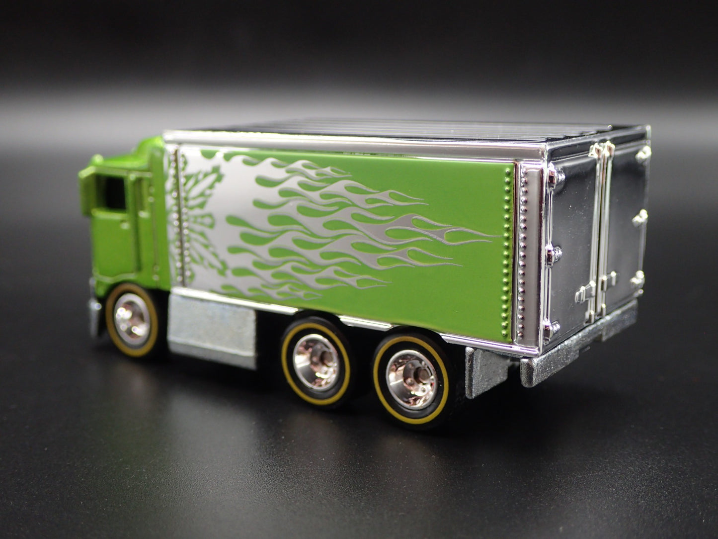 BOX DELIVERY TRUCK HIWAY HAULER 1:64 SCALE COLLECTIBLE DIORAMA DIECAST MODEL CAR