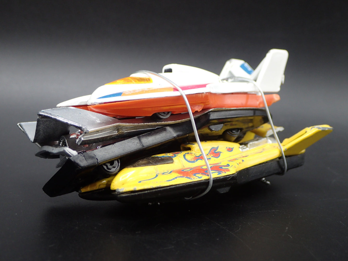 SPEED BOATS 3 CARS CRUSHED ON A FLATBED TRAILER 1:64 SCALE DIECAST MODEL CAR