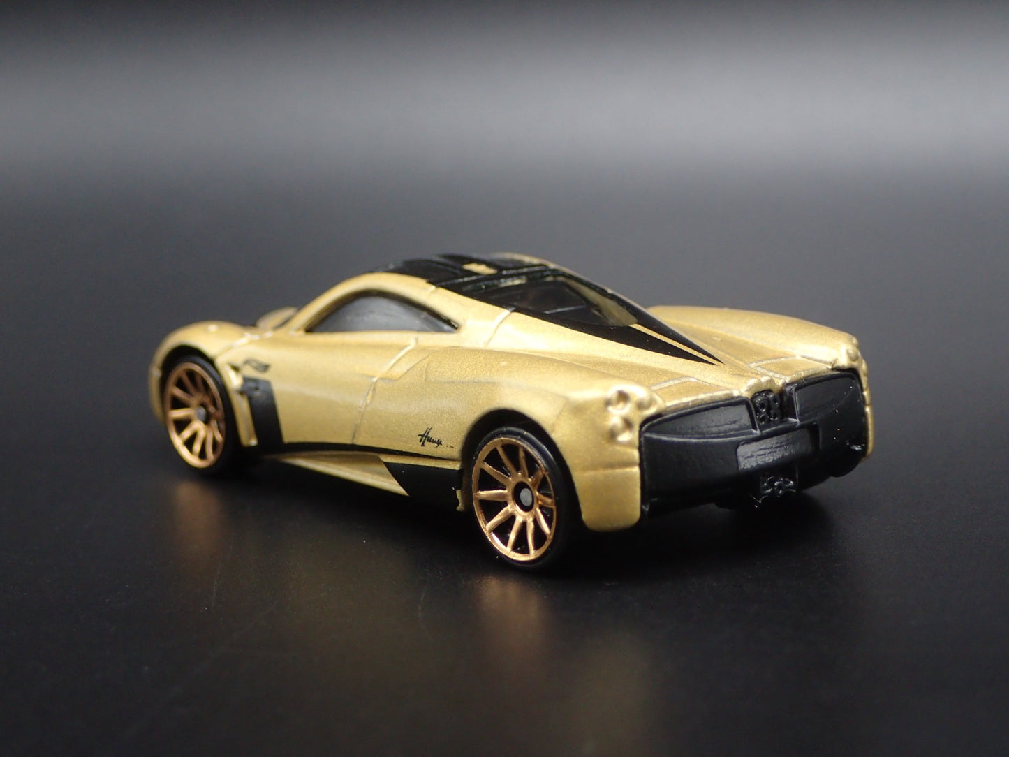 2011-2018 PAGANI HUAYRA SUPER CAR GOLD 1/64 SCALE DIORAMA DIECAST MODEL CAR