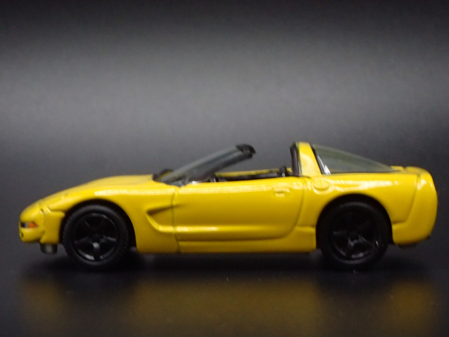2003 03 CHEVY CHEVROLET CORVETTE C5 50TH YELLOW 1:64 SCALE DIECAST MODEL CAR