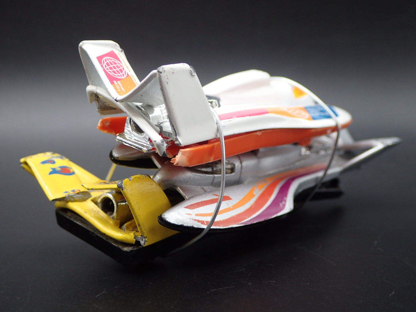 SPEED BOATS 3 CARS CRUSHED ON A FLATBED TRAILER 1:64 SCALE DIECAST MODEL CAR