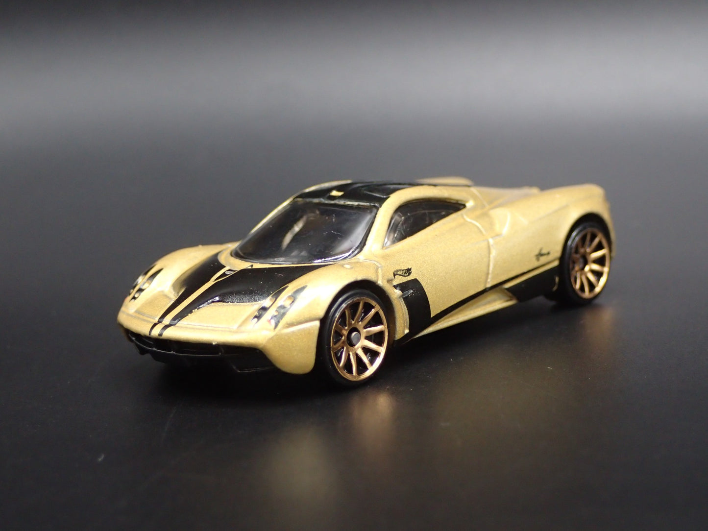 2011-2018 PAGANI HUAYRA SUPER CAR GOLD 1/64 SCALE DIORAMA DIECAST MODEL CAR