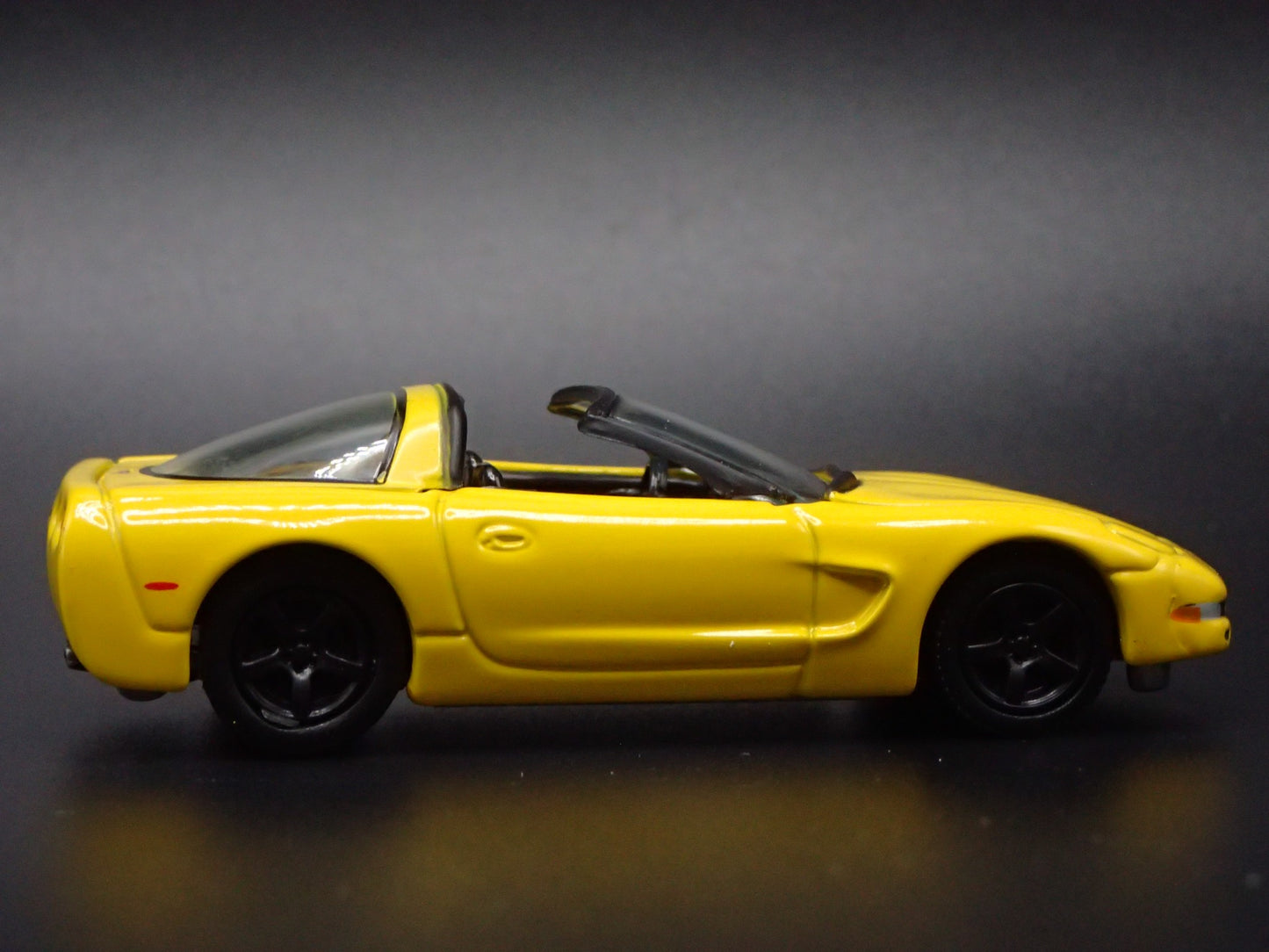 2003 03 CHEVY CHEVROLET CORVETTE C5 50TH YELLOW 1:64 SCALE DIECAST MODEL CAR