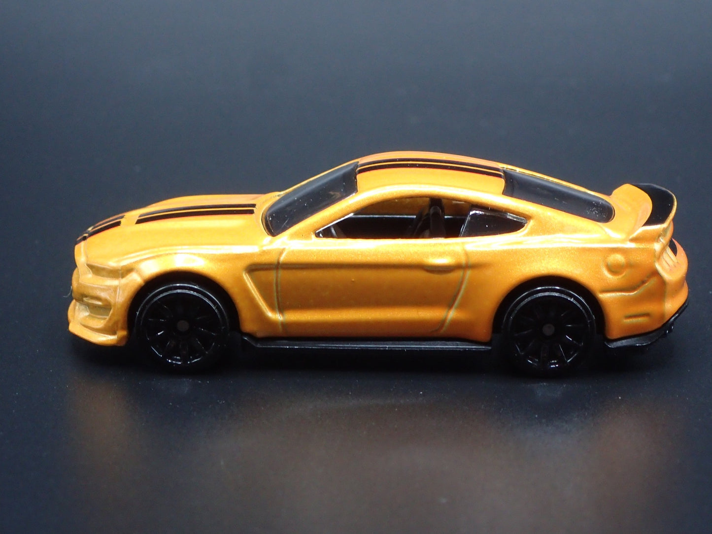 2015-2023 FORD MUSTANG SHELBY GT350R ORANGE 1:64 SCALE DIORAMA DIECAST MODEL CAR