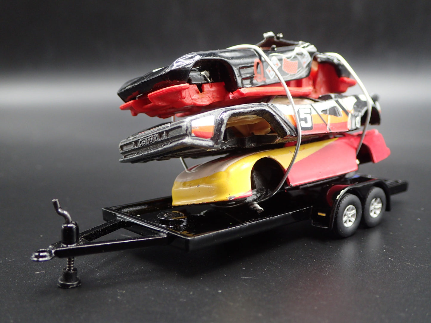 SPORTS CAR 3 CARS CRUSHED ON A FLATBED TRAILER 1:64 SCALE DIECAST MODEL CAR