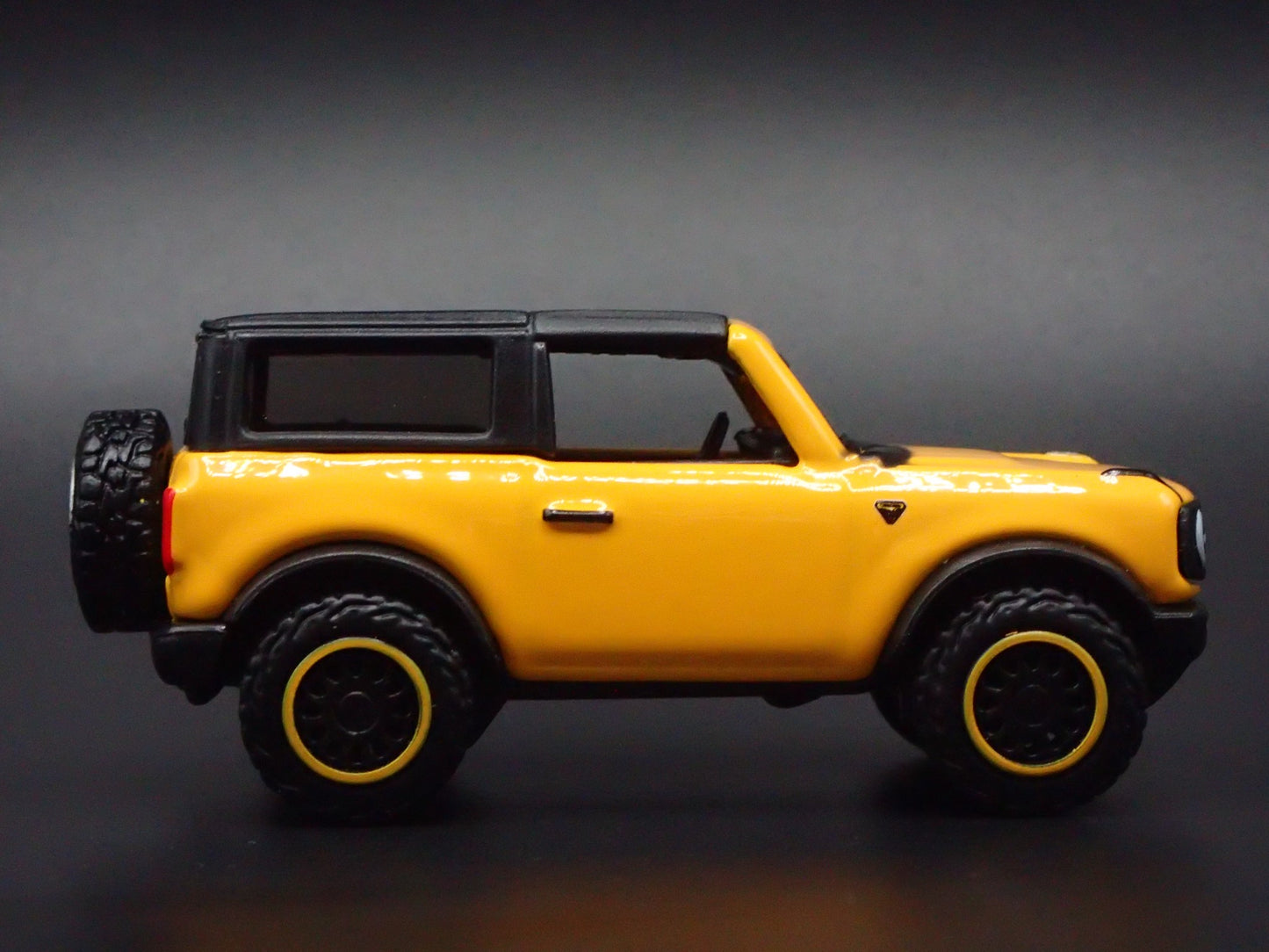 2021-2025 FORD BRONCO BADLANDS 2 TWO DOOR 1:64 SCALE DIORAMA DIECAST MODEL CAR