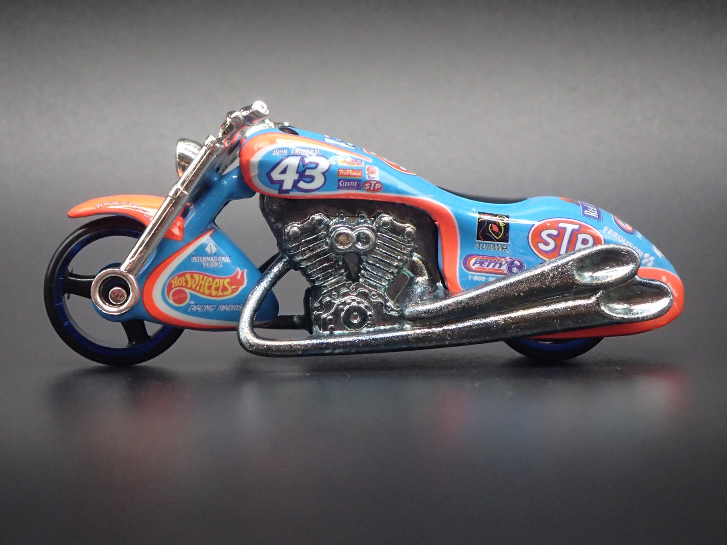 SCORCHIN SCOOTER MOTORCYCLE STP 43 1:64 HOT WHEELS SCALE DIECAST MODEL CAR