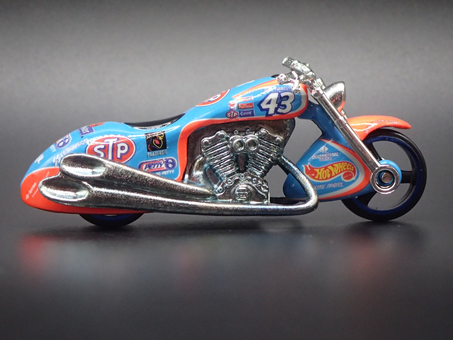 SCORCHIN SCOOTER MOTORCYCLE STP 43 1:64 HOT WHEELS SCALE DIECAST MODEL CAR