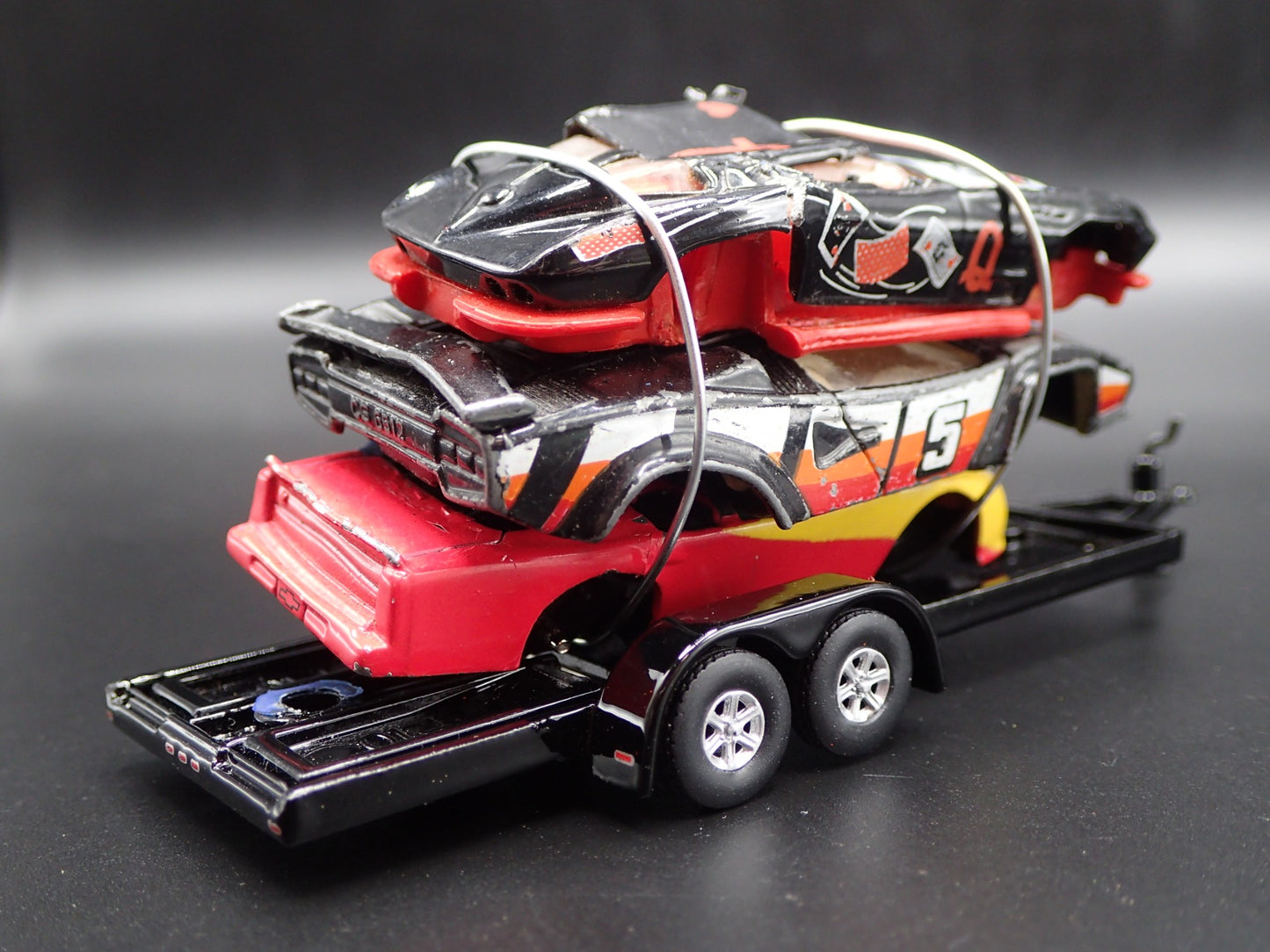 SPORTS CAR 3 CARS CRUSHED ON A FLATBED TRAILER 1:64 SCALE DIECAST MODEL CAR