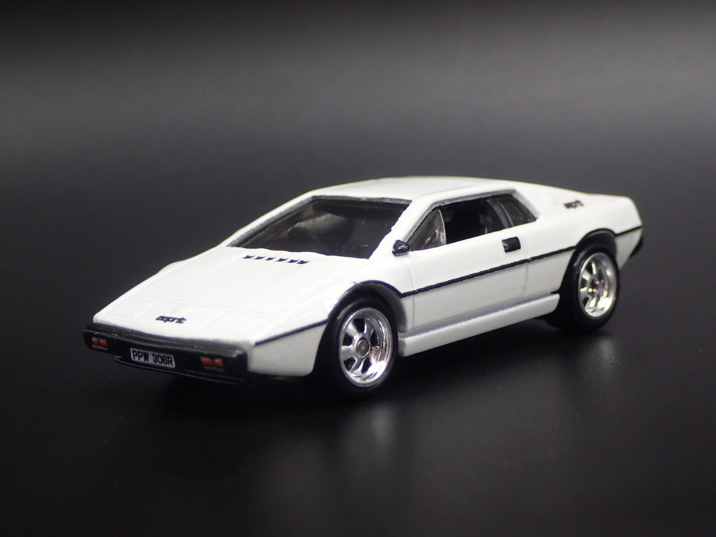 1988-1994 LOTUS ESPRIT S1 JAMES BOND 007 1:64 SCALE DIORAMA DIECAST MODEL CAR