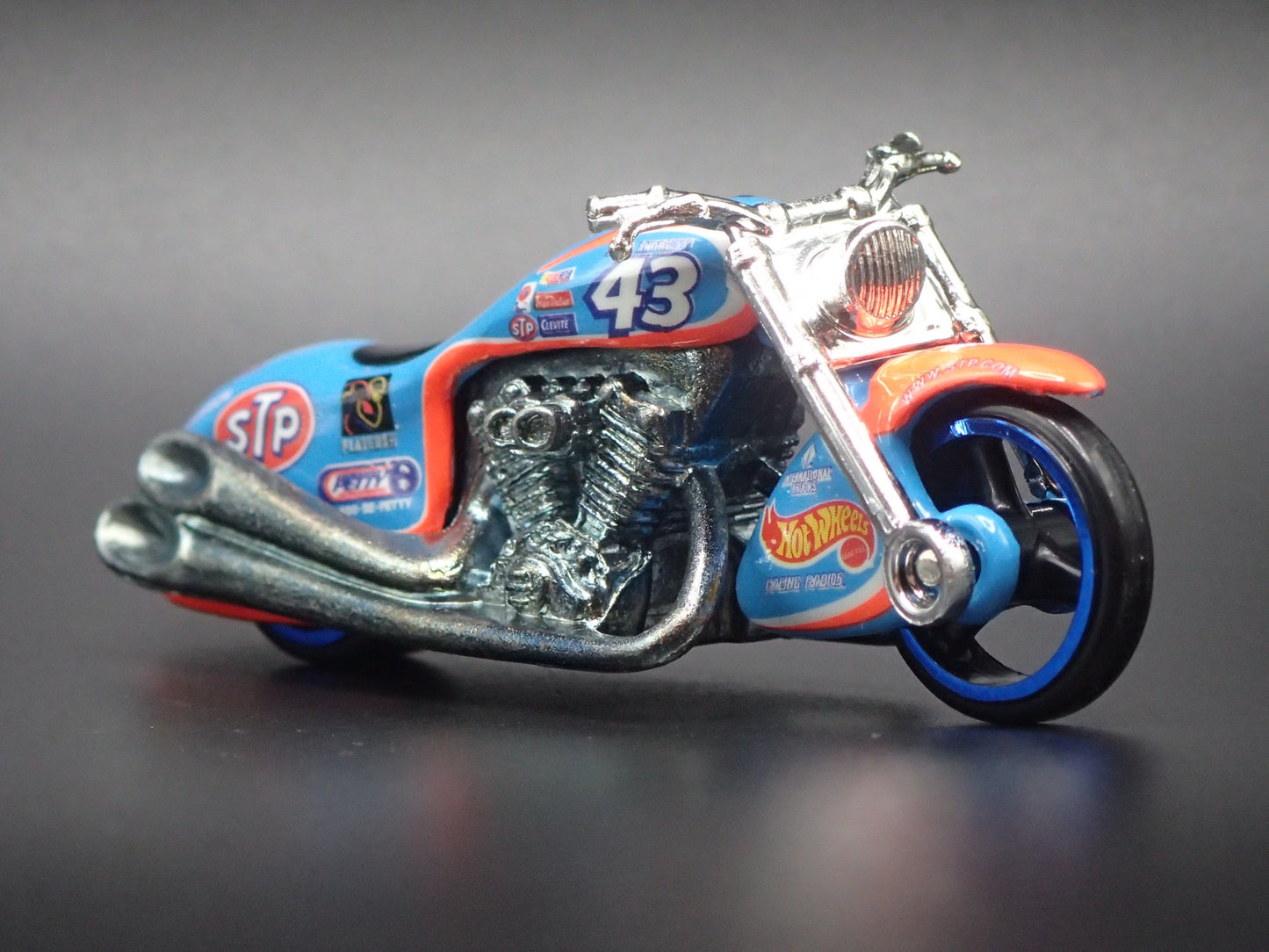 SCORCHIN SCOOTER MOTORCYCLE STP 43 1:64 HOT WHEELS SCALE DIECAST MODEL CAR