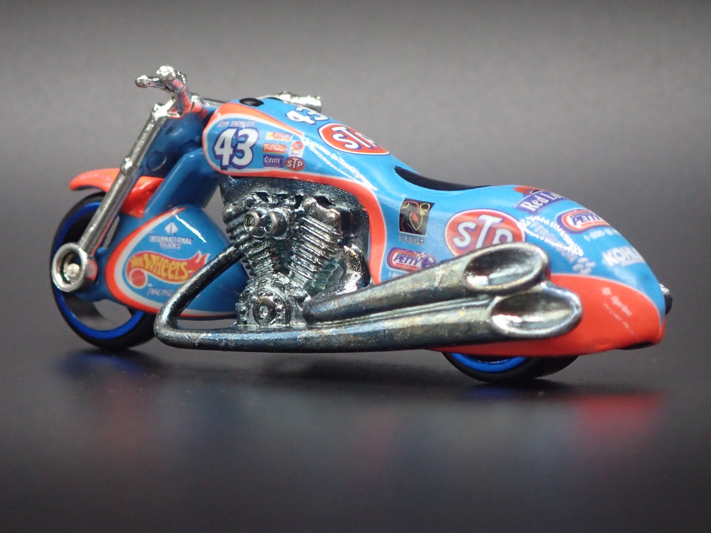 SCORCHIN SCOOTER MOTORCYCLE STP 43 1:64 HOT WHEELS SCALE DIECAST MODEL CAR