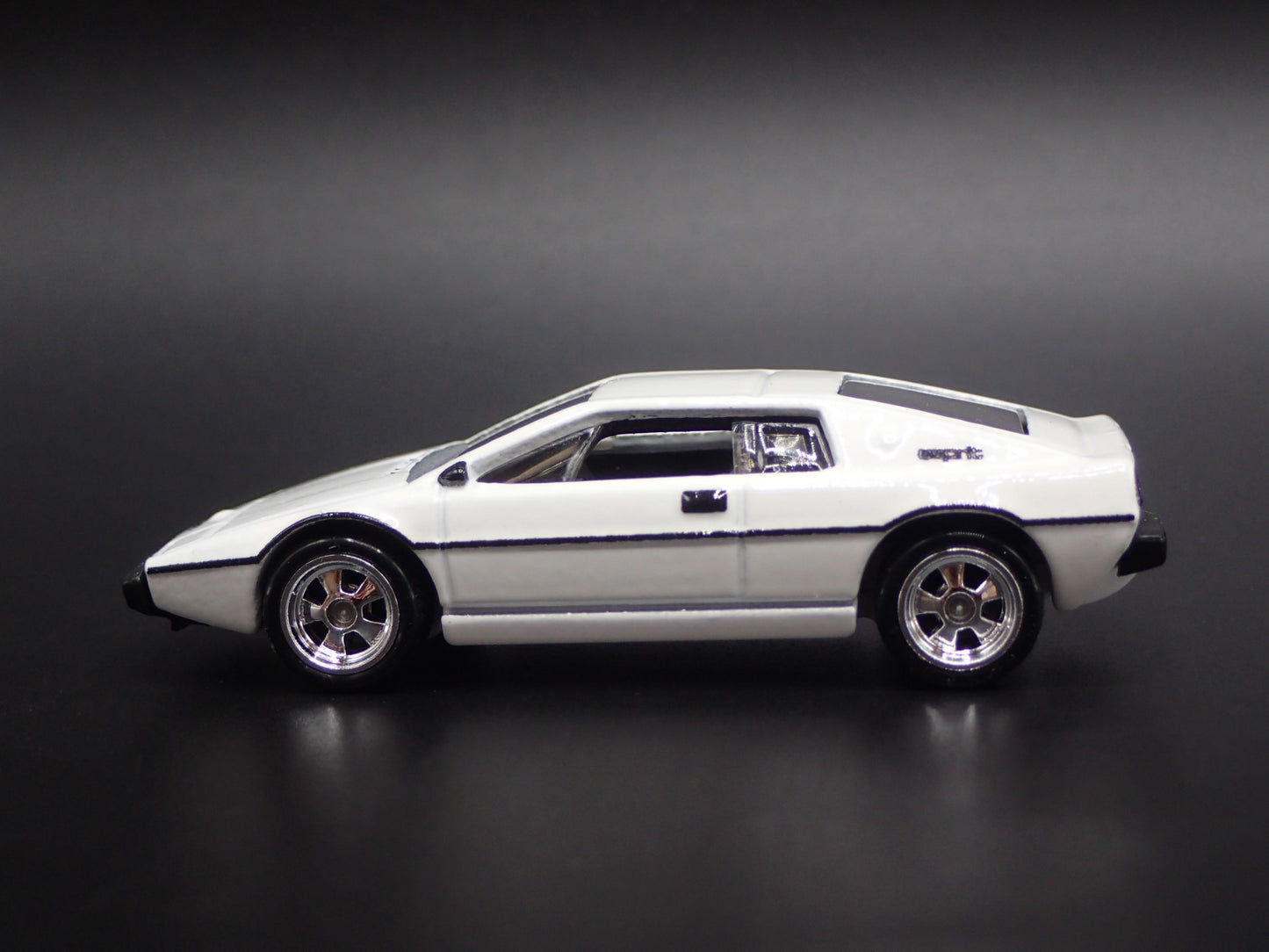 1988-1994 LOTUS ESPRIT S1 JAMES BOND 007 1:64 SCALE DIORAMA DIECAST MODEL CAR