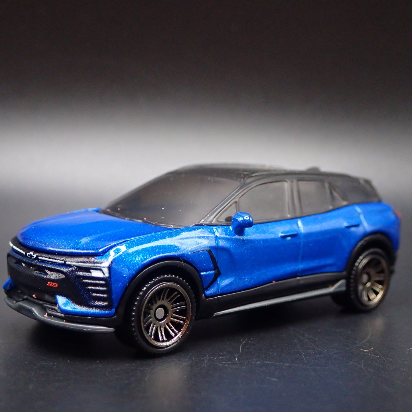 2024-2025 CHEVY CHEVROLET BLAZER EV BLUE 1:64 SCALE DIORAMA DIECAST MODEL CAR