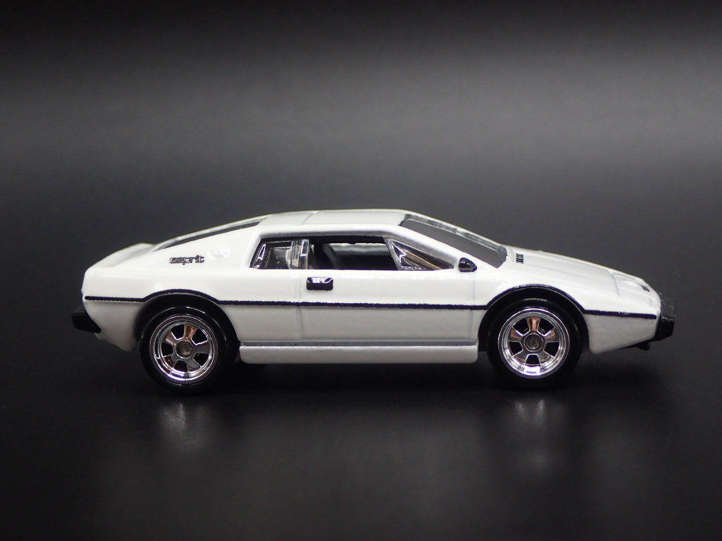 1988-1994 LOTUS ESPRIT S1 JAMES BOND 007 1:64 SCALE DIORAMA DIECAST MODEL CAR