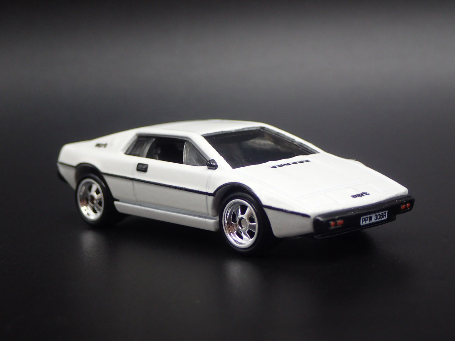 1988-1994 LOTUS ESPRIT S1 JAMES BOND 007 1:64 SCALE DIORAMA DIECAST MODEL CAR