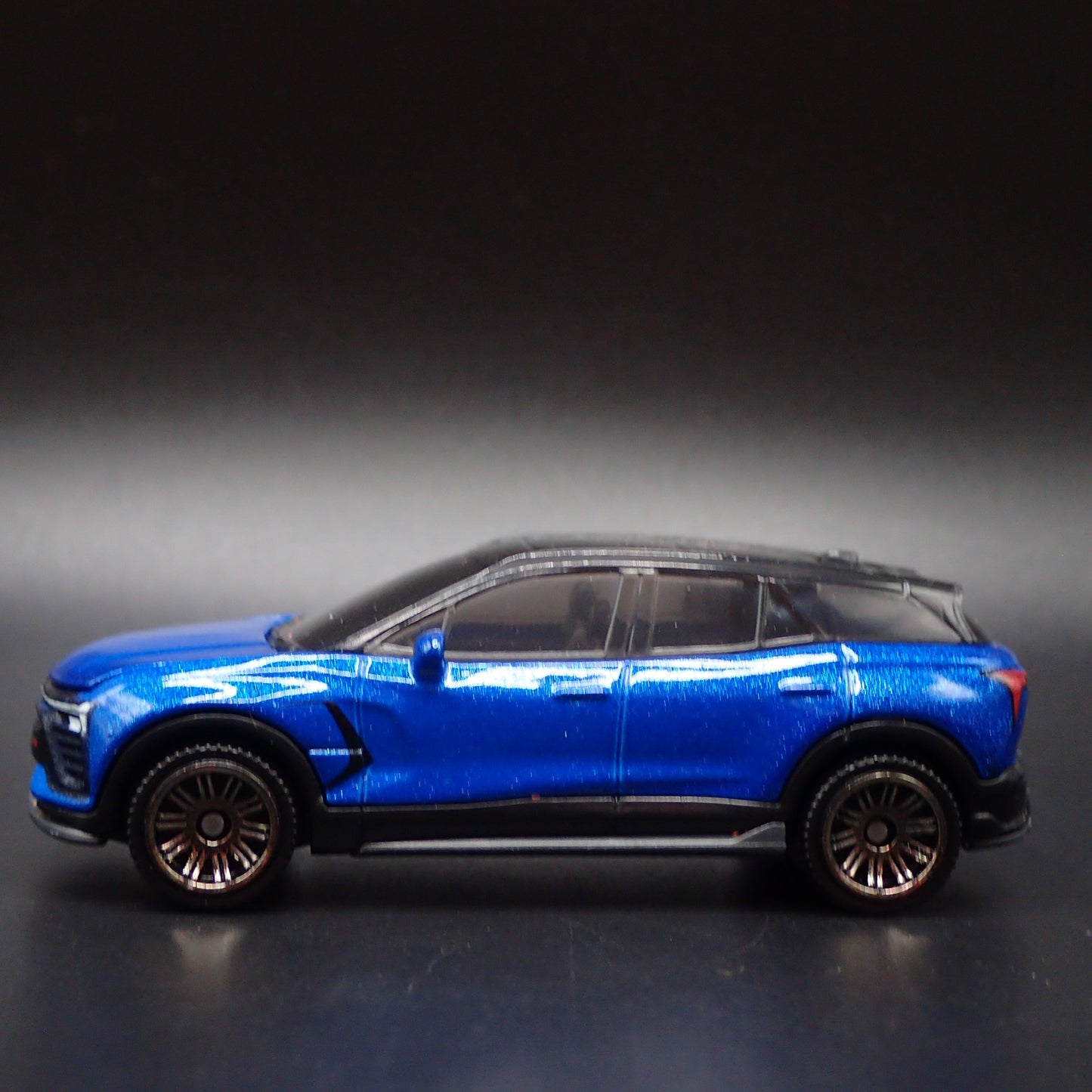 2024-2025 CHEVY CHEVROLET BLAZER EV BLUE 1:64 SCALE DIORAMA DIECAST MODEL CAR