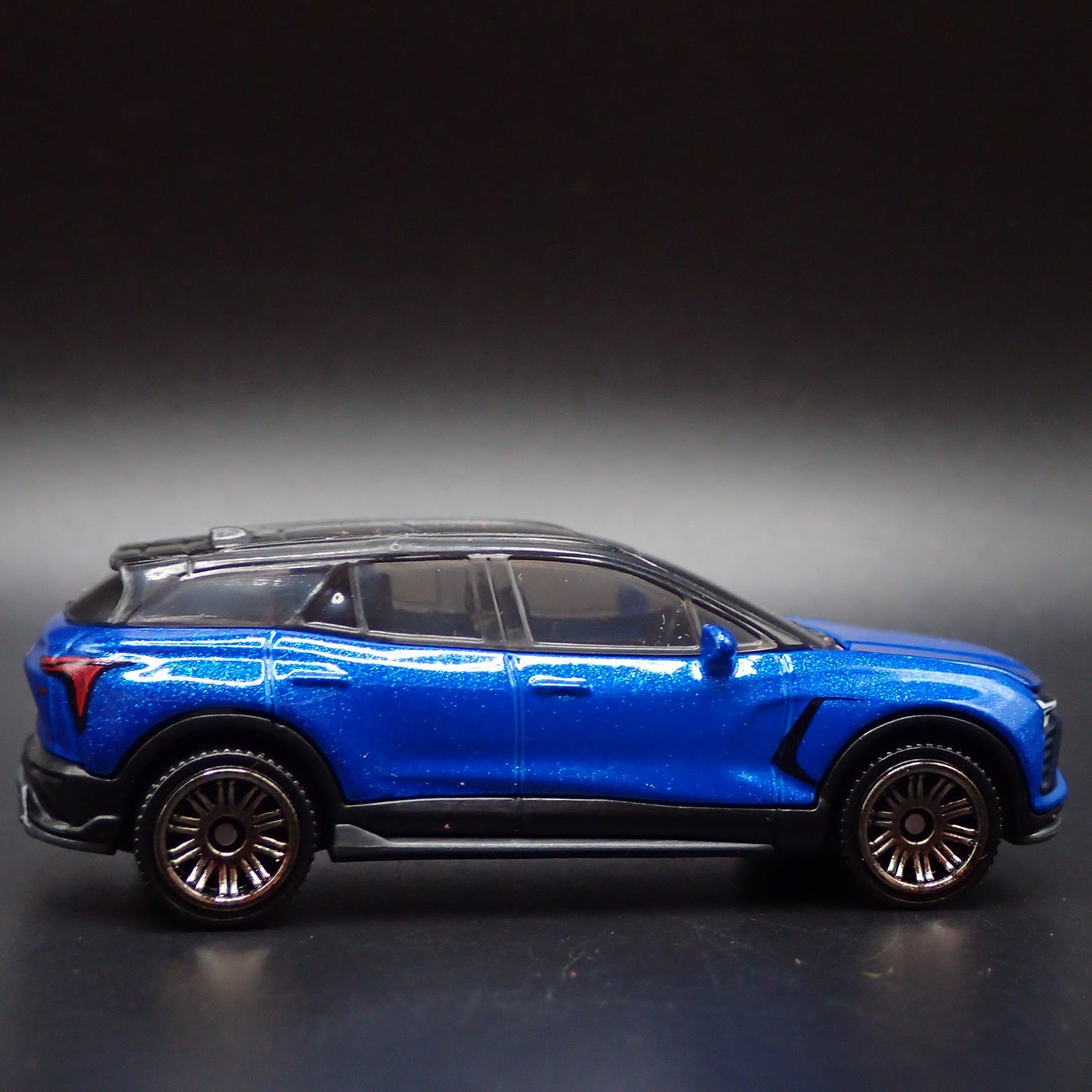 2024-2025 CHEVY CHEVROLET BLAZER EV BLUE 1:64 SCALE DIORAMA DIECAST MODEL CAR