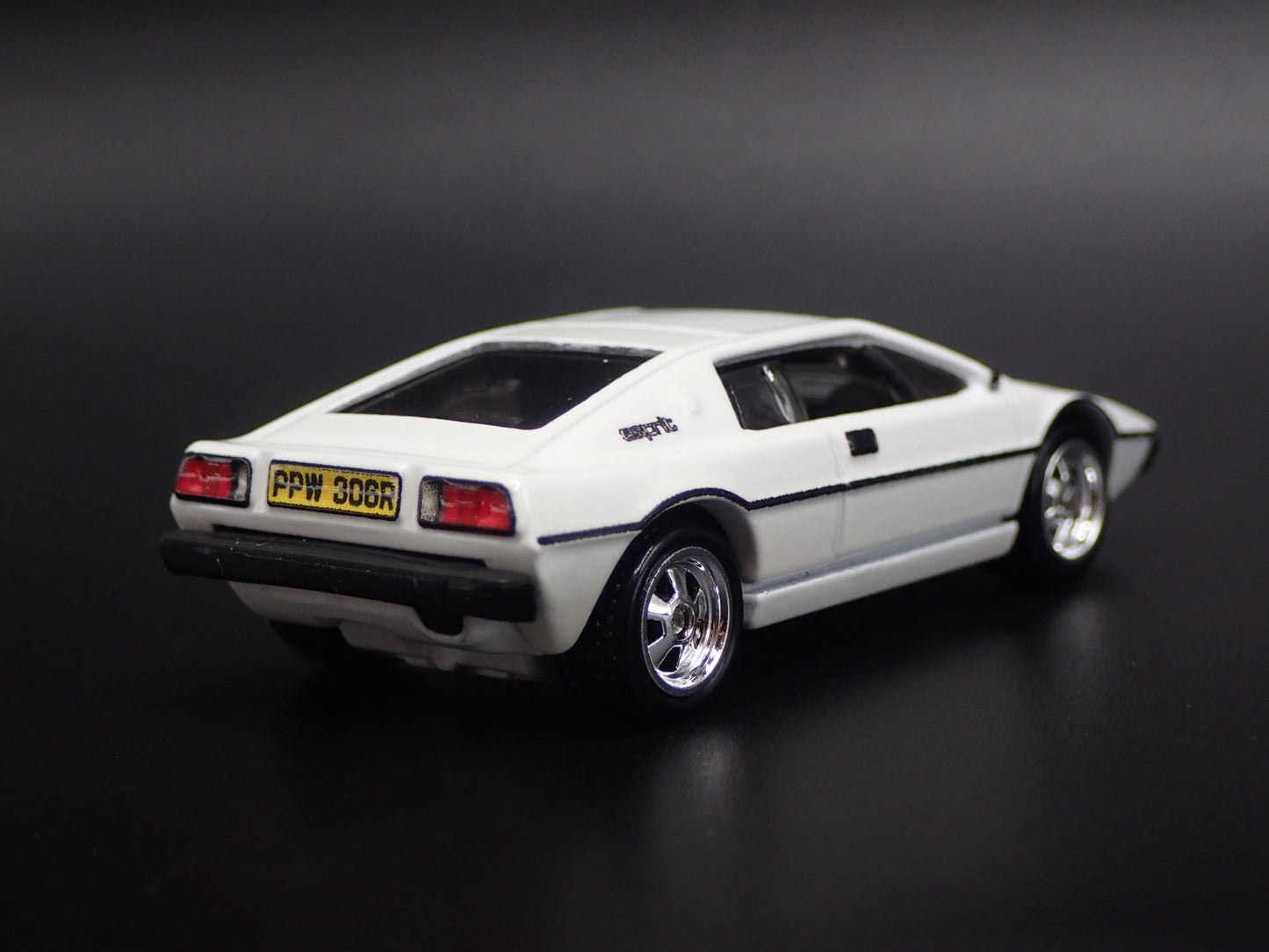 1988-1994 LOTUS ESPRIT S1 JAMES BOND 007 1:64 SCALE DIORAMA DIECAST MODEL CAR