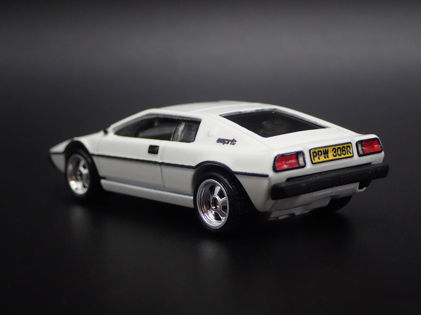 1988-1994 LOTUS ESPRIT S1 JAMES BOND 007 1:64 SCALE DIORAMA DIECAST MODEL CAR
