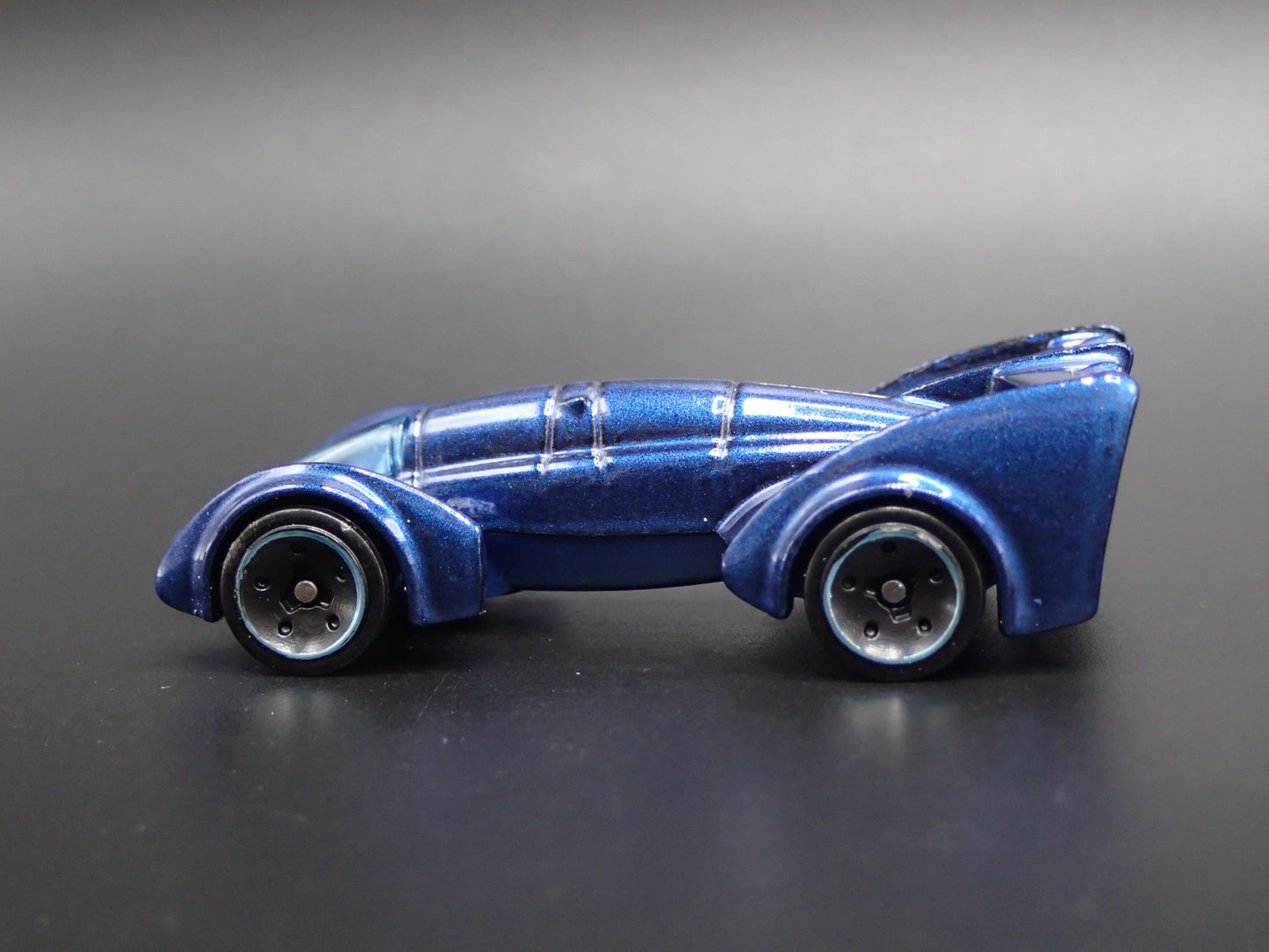 BATMAN LIVE TOUR BATMOBILE BLUE 1:64 SCALE COLLECTIBLE DIORAMA DIECAST MODEL CAR