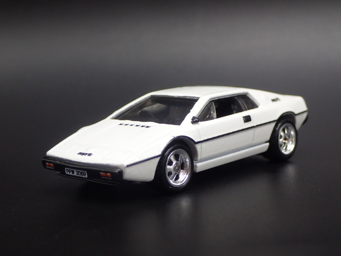 1988-1994 LOTUS ESPRIT S1 JAMES BOND 007 1:64 SCALE DIORAMA DIECAST MODEL CAR
