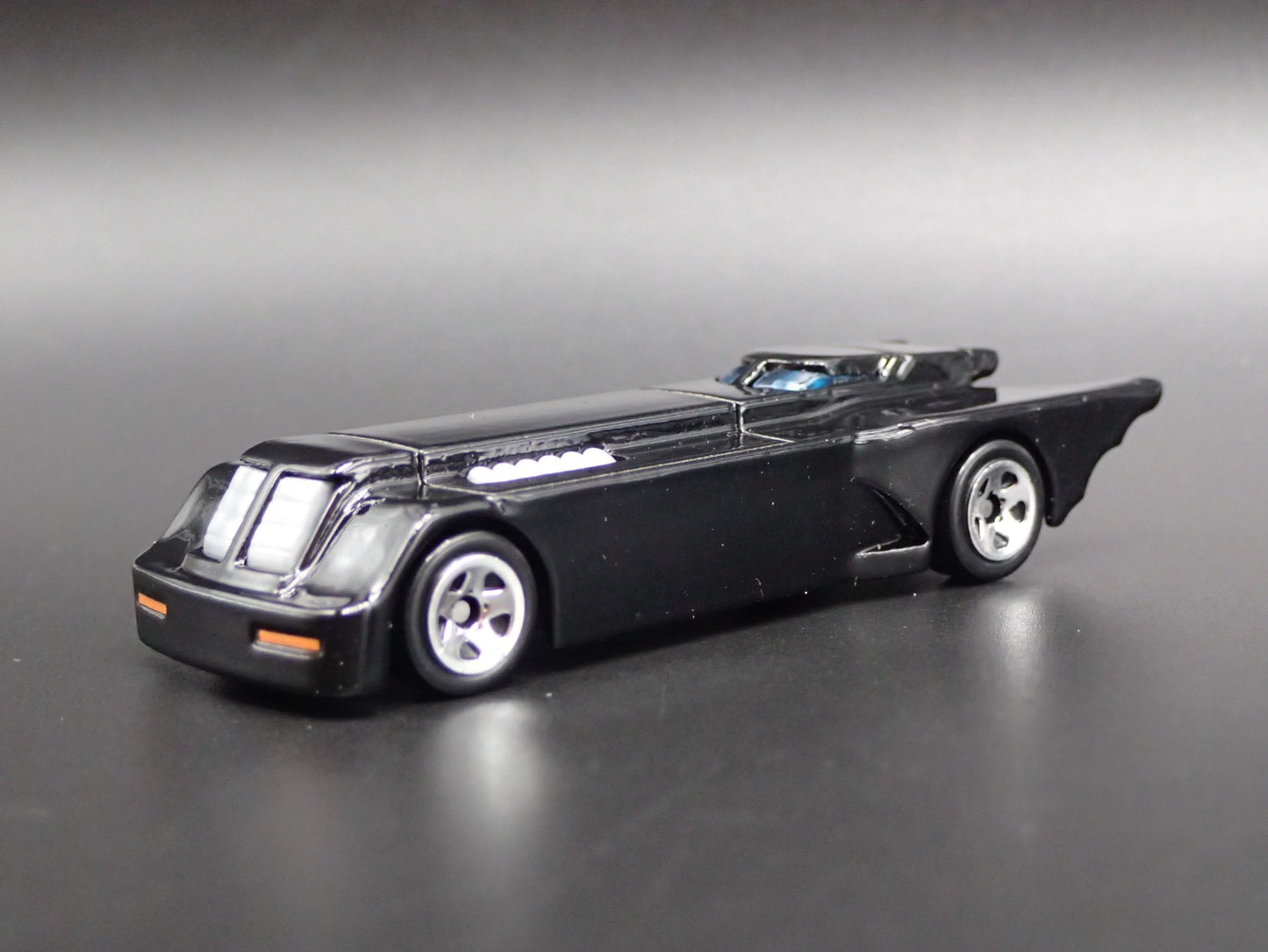 BATMAN THE ANIMATED SERIES BATMOBILE BLACK 1:64 SCALE DIORAMA DIECAST MODEL CAR