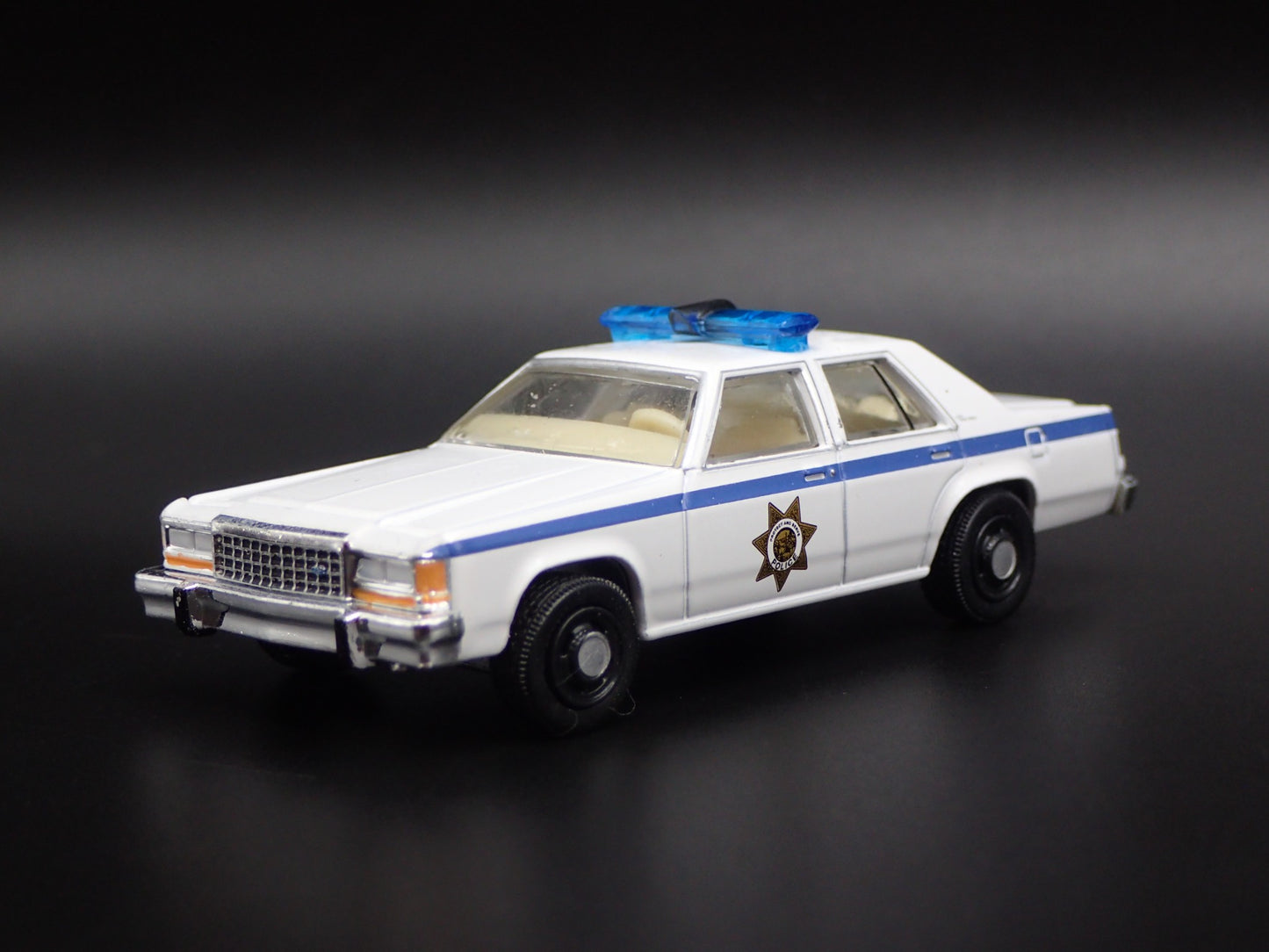 1983 83 FORD LTD CROWN VICTORIA CALIFORNIA POLICE 1:64 SCALE DIORAMA MODEL CAR