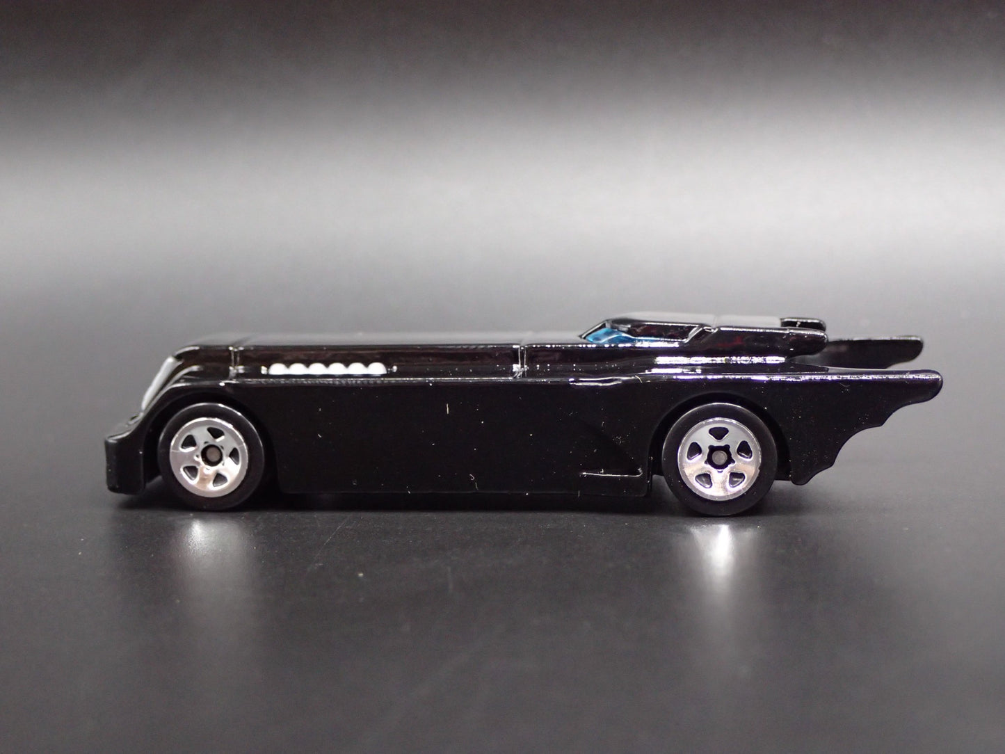 BATMAN THE ANIMATED SERIES BATMOBILE BLACK 1:64 SCALE DIORAMA DIECAST MODEL CAR