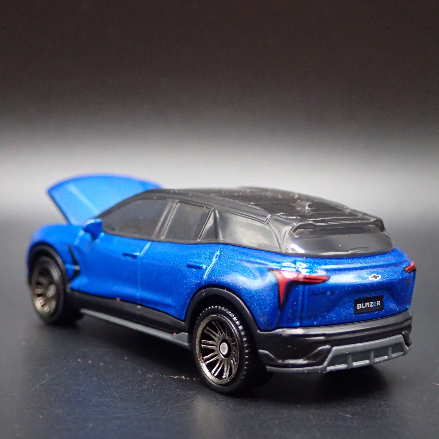 2024-2025 CHEVY CHEVROLET BLAZER EV BLUE 1:64 SCALE DIORAMA DIECAST MODEL CAR