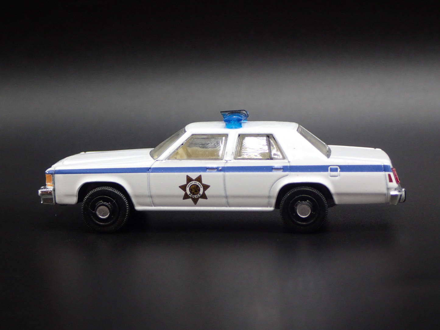 1983 83 FORD LTD CROWN VICTORIA CALIFORNIA POLICE 1:64 SCALE DIORAMA MODEL CAR