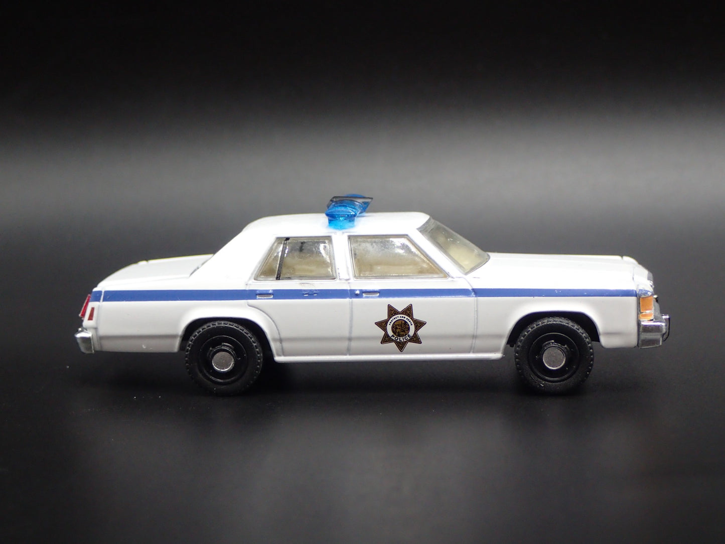 1983 83 FORD LTD CROWN VICTORIA CALIFORNIA POLICE 1:64 SCALE DIORAMA MODEL CAR