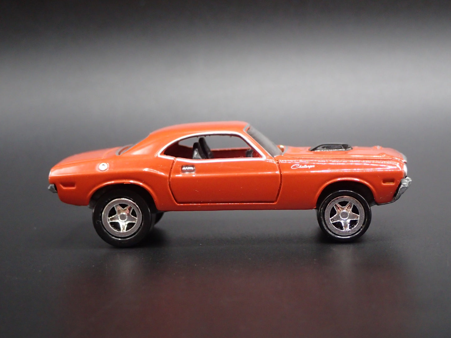 1970 70 DODGE CHALLENGER ORANGE 1:64 SCALE COLLECTIBLE DIORAMA DIECAST MODEL CAR
