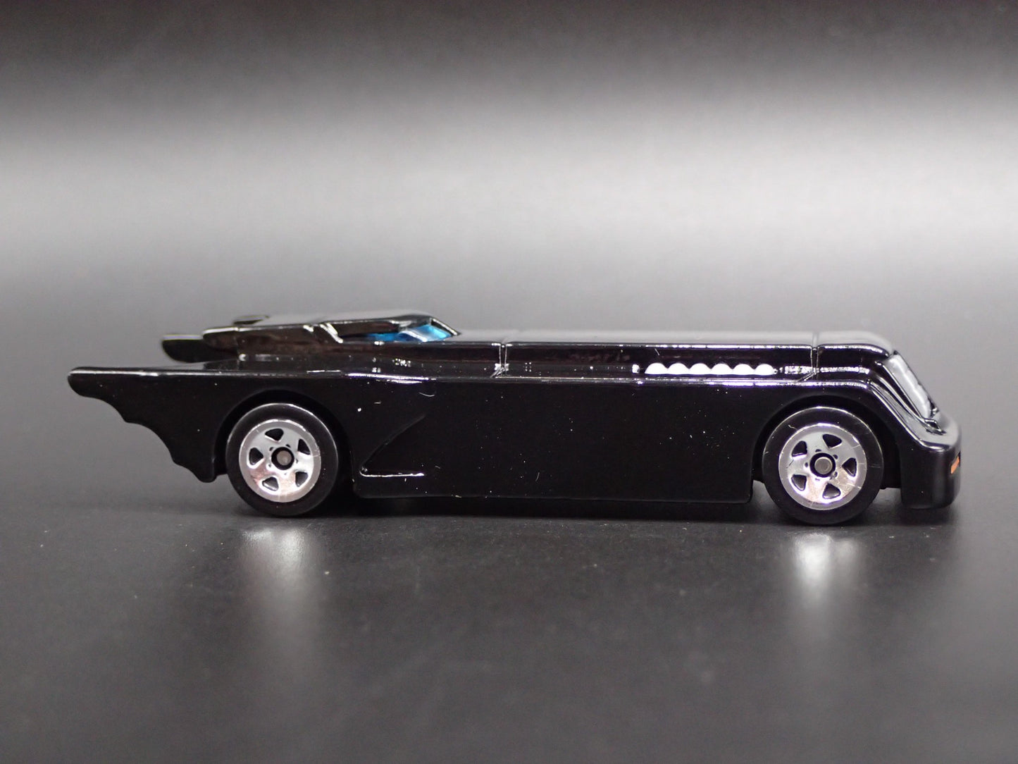 BATMAN THE ANIMATED SERIES BATMOBILE BLACK 1:64 SCALE DIORAMA DIECAST MODEL CAR