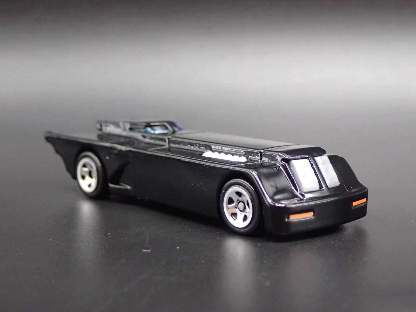 BATMAN THE ANIMATED SERIES BATMOBILE BLACK 1:64 SCALE DIORAMA DIECAST MODEL CAR