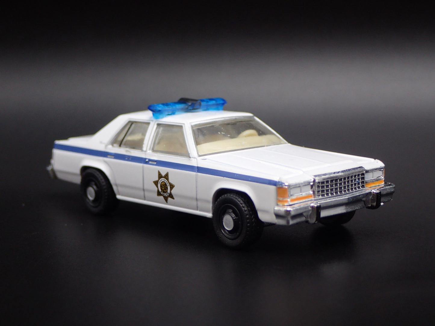 1983 83 FORD LTD CROWN VICTORIA CALIFORNIA POLICE 1:64 SCALE DIORAMA MODEL CAR
