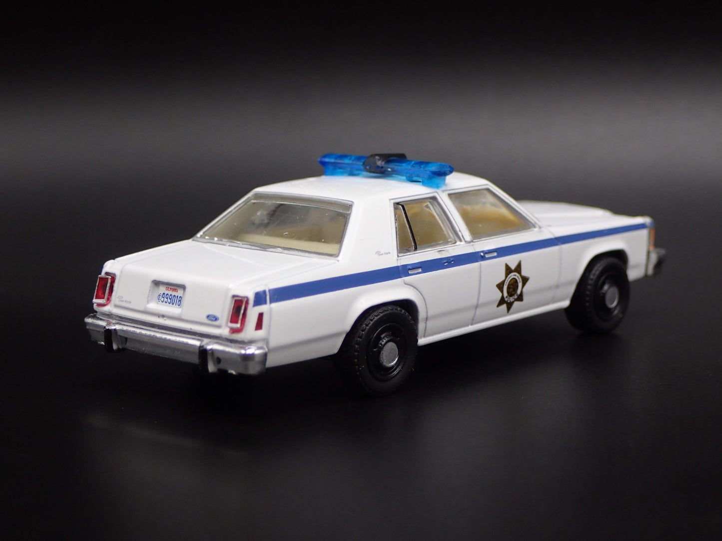 1983 83 FORD LTD CROWN VICTORIA CALIFORNIA POLICE 1:64 SCALE DIORAMA MODEL CAR