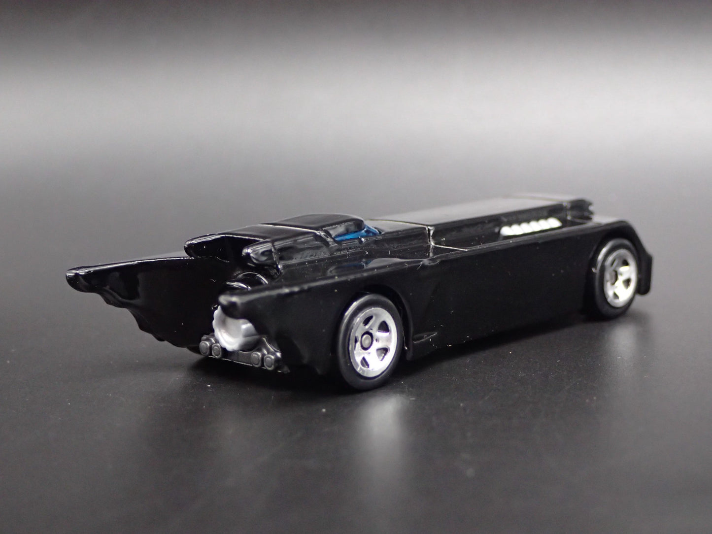 BATMAN THE ANIMATED SERIES BATMOBILE BLACK 1:64 SCALE DIORAMA DIECAST MODEL CAR