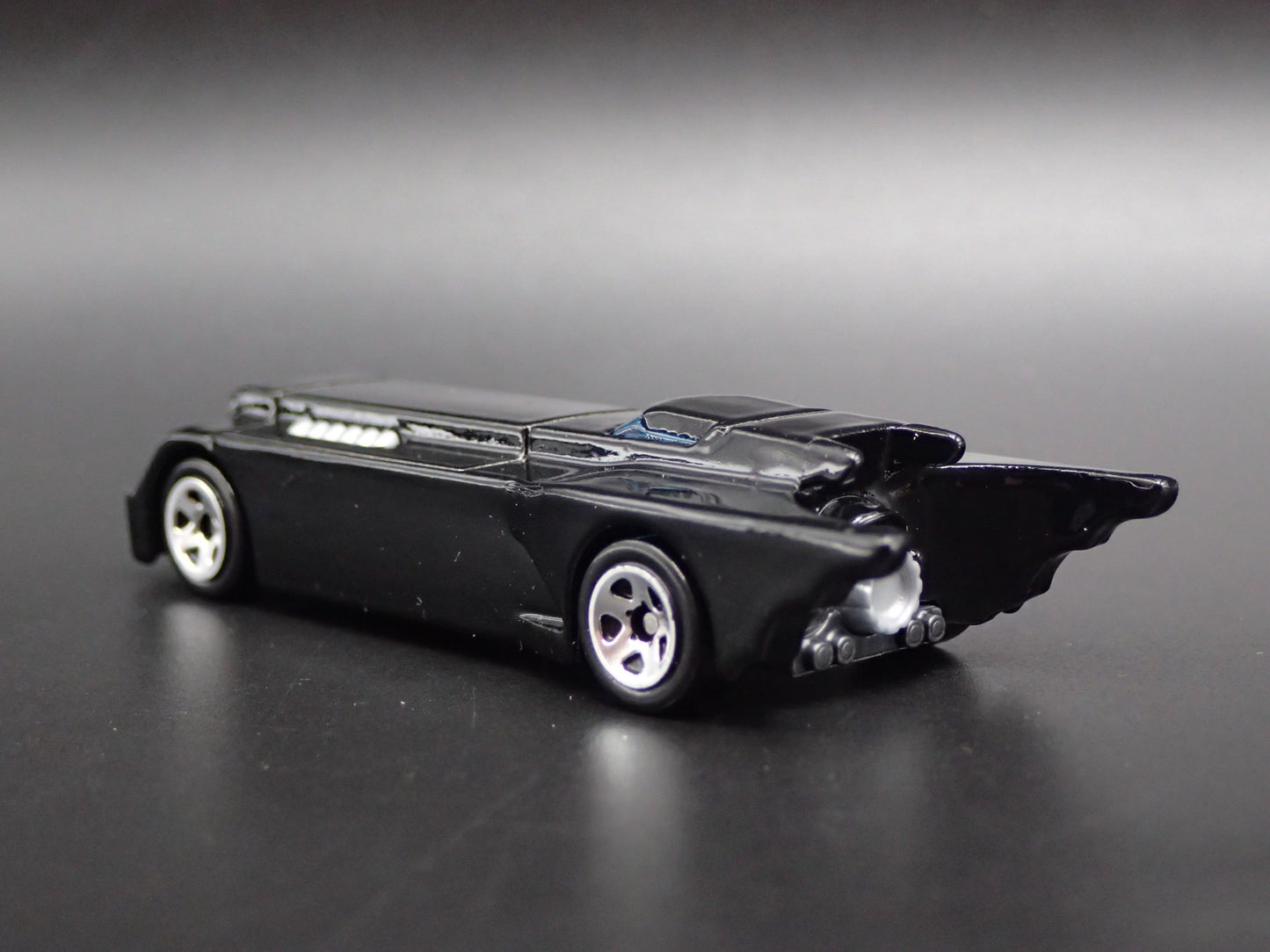 BATMAN THE ANIMATED SERIES BATMOBILE BLACK 1:64 SCALE DIORAMA DIECAST MODEL CAR