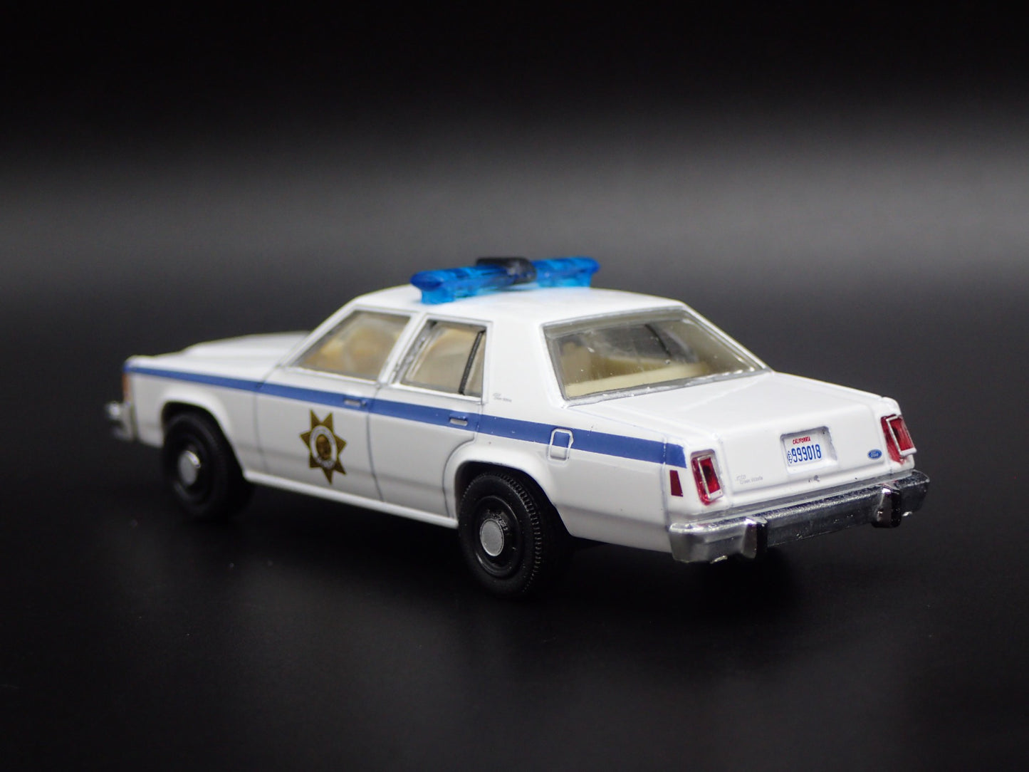 1983 83 FORD LTD CROWN VICTORIA CALIFORNIA POLICE 1:64 SCALE DIORAMA MODEL CAR