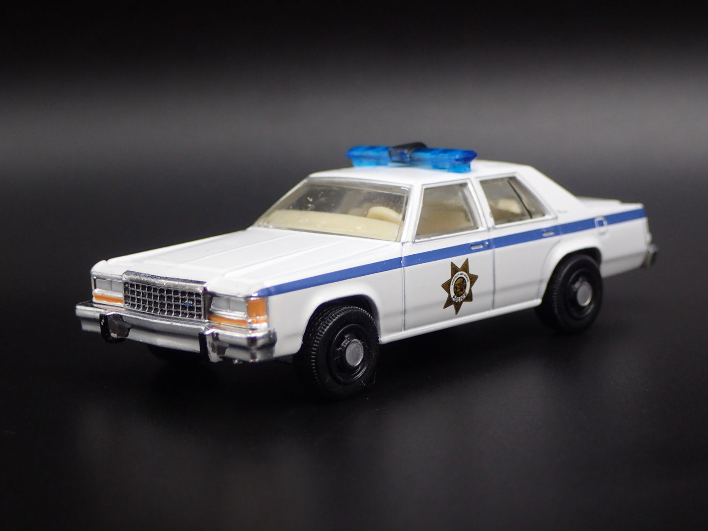 1983 83 FORD LTD CROWN VICTORIA CALIFORNIA POLICE 1:64 SCALE DIORAMA MODEL CAR