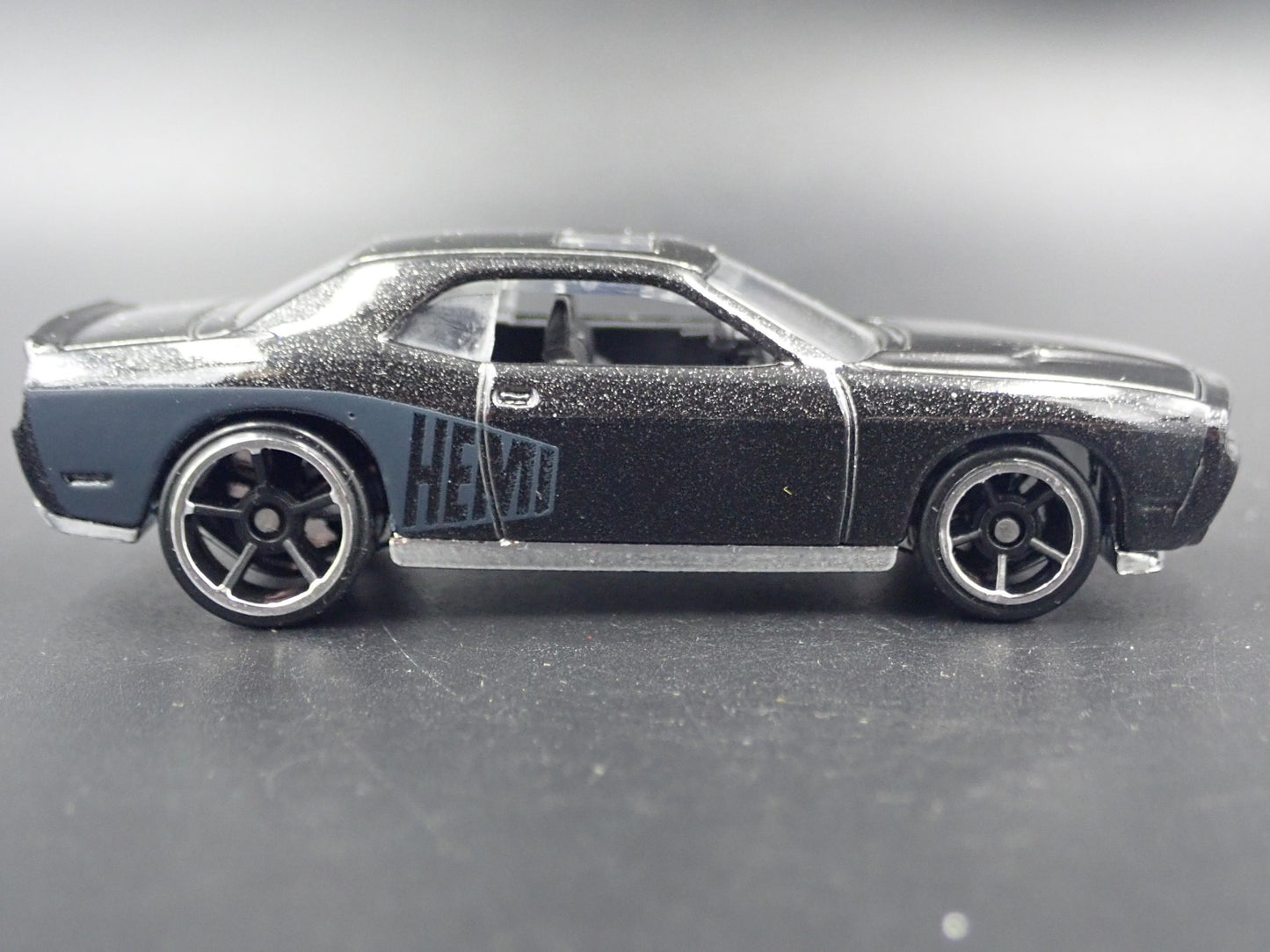 2008-2023 DODGE CHALLENGER SRT8 1/64 SCALE COLLECTIBLE DIORAMA DIECAST MODEL CAR