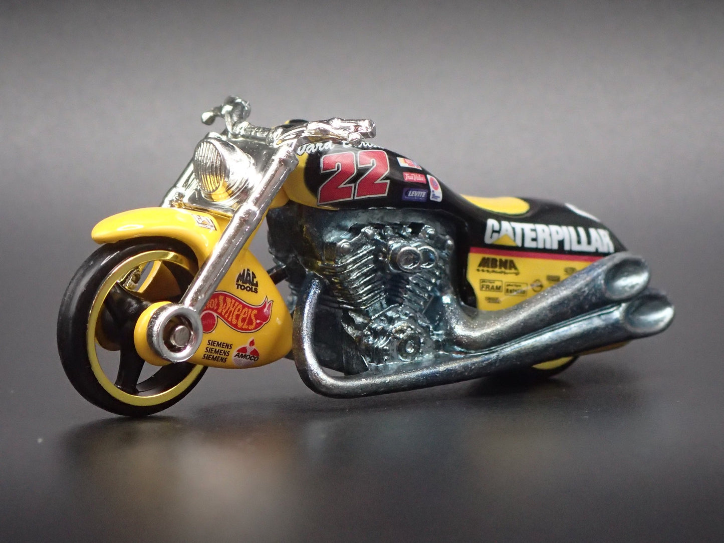 SCORCHIN SCOOTER MOTORCYCLE CATERPILLAR  1:64 HOT WHEELS SCALE DIECAST MODEL CAR