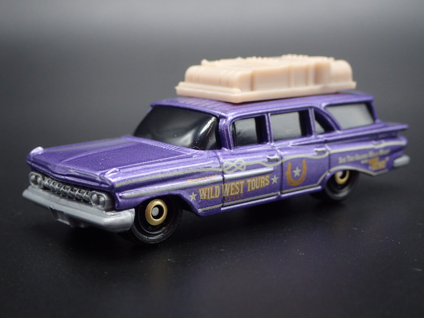 1959 59 CHEVY CHEVROLET STATION WAGON RARE 1/64 SCALE DIORAMA DIECAST MODEL CAR
