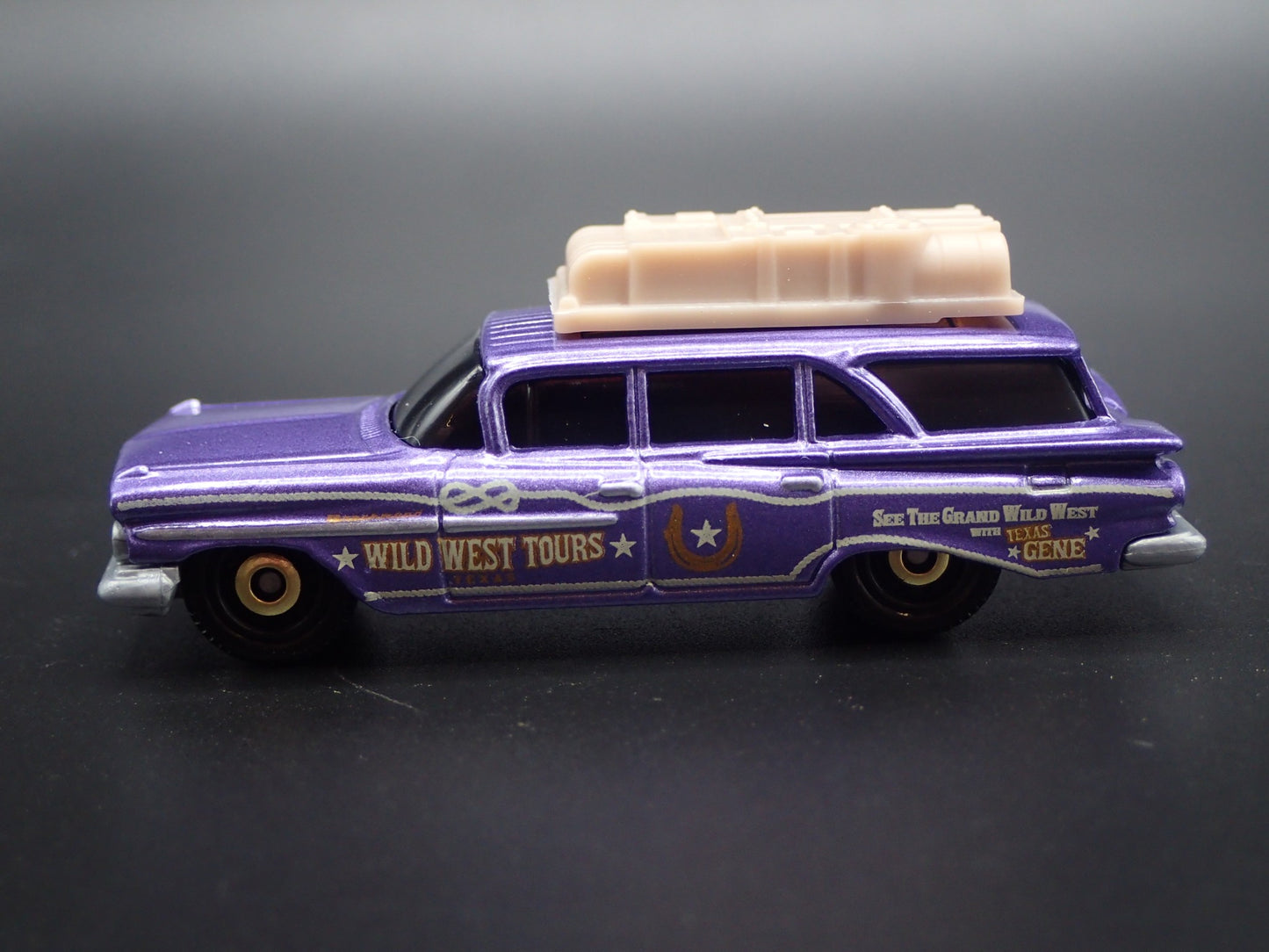 1959 59 CHEVY CHEVROLET STATION WAGON RARE 1/64 SCALE DIORAMA DIECAST MODEL CAR