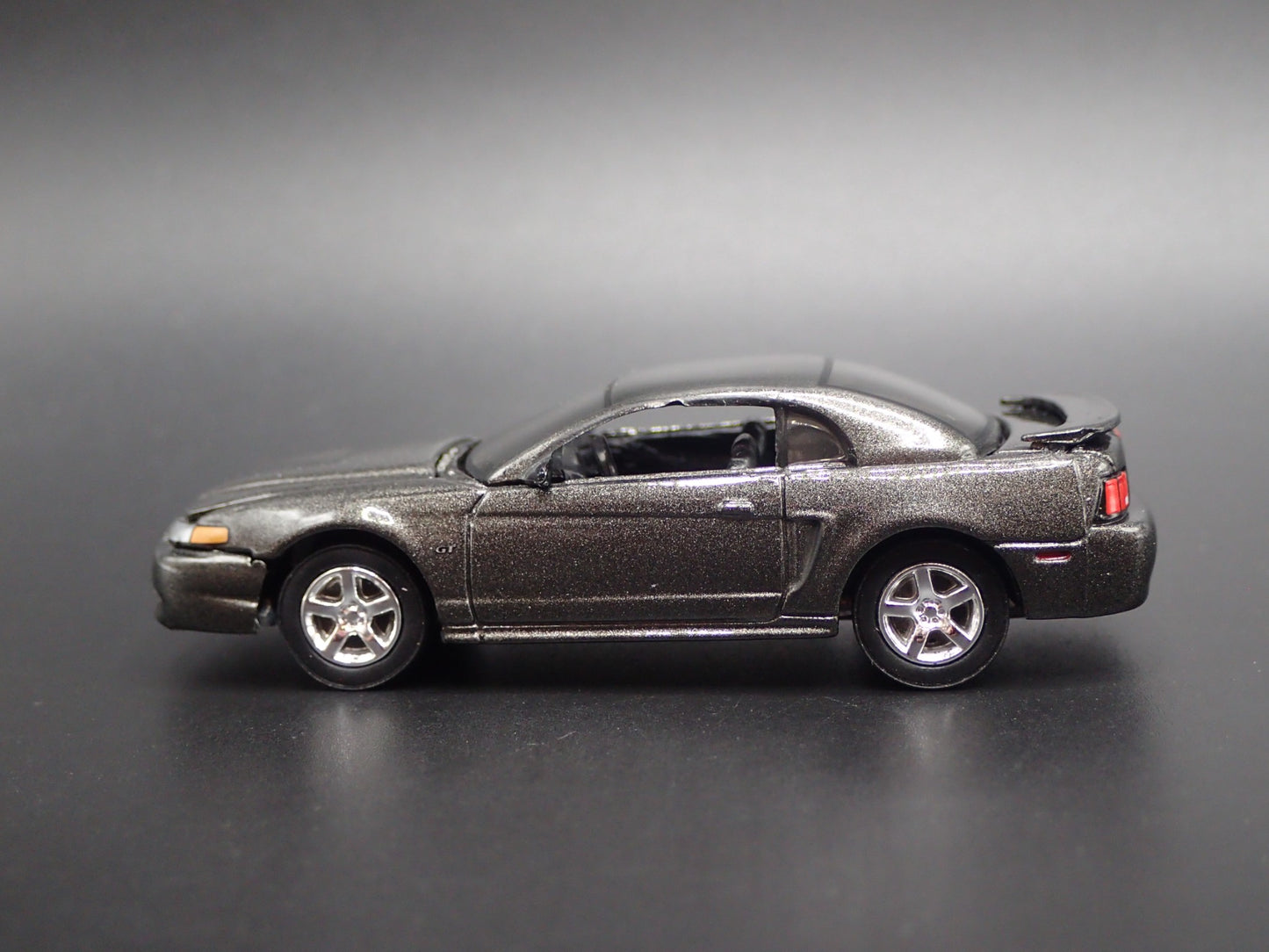 1999-2004 FORD MUSTANG GT GRAY 1:64 SCALE COLLECTIBLE DIORAMA DIECAST MODEL CAR
